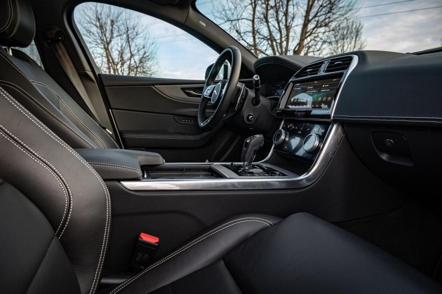 Интерьер Jaguar XE P250 SE R-Dynamic 2019 года  (WW) (фото 14 из 17)